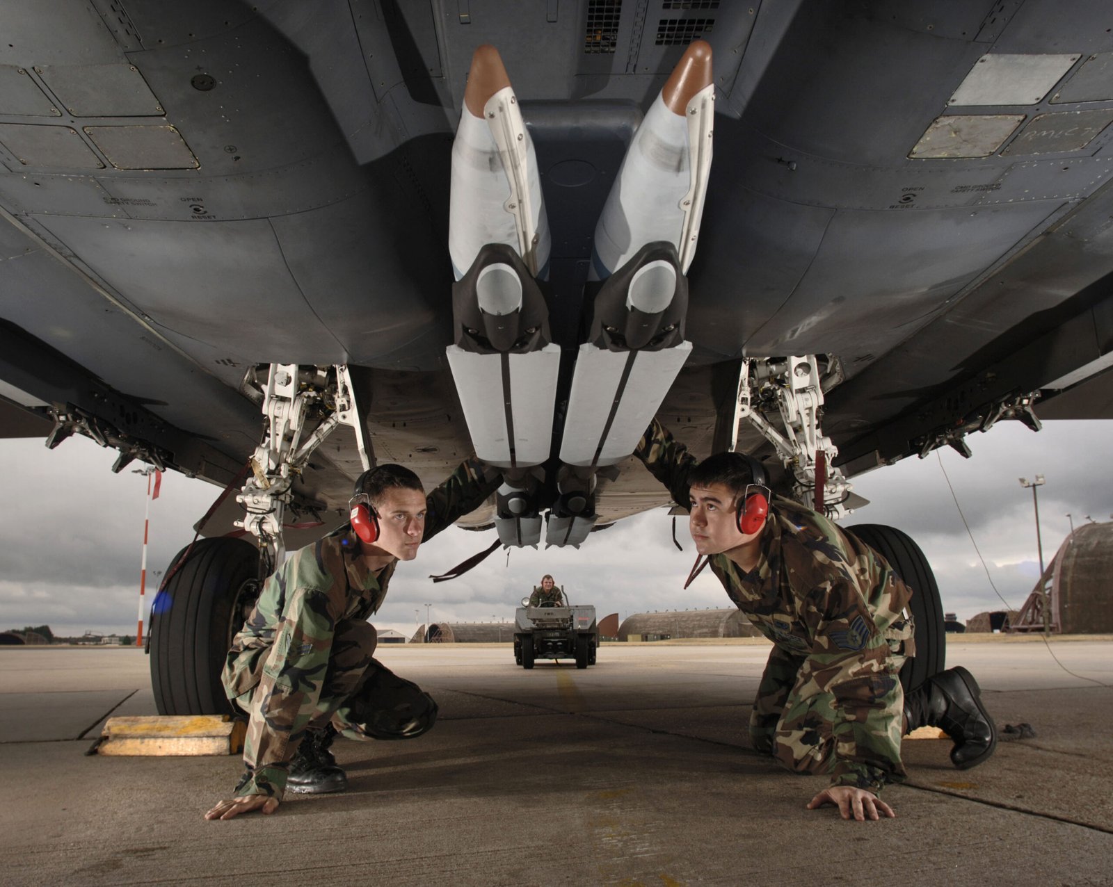 Video of US Air Force test dropping GBU-39 Small Diameter Bombs from smart bomb racks.