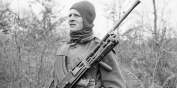 A member of British No. 9 Commando at Anzio equipped for a patrol with his Bren gun 5 March 1944.