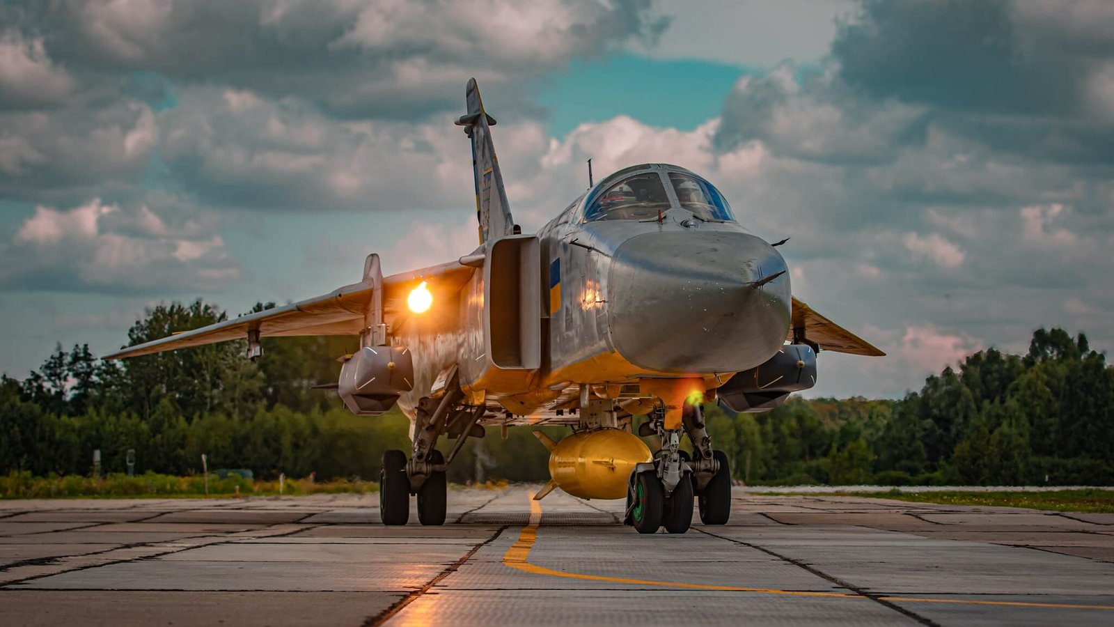 A Storm Shadow / SCALP EG cruise missile mounted on a ukrainian military aircraft su 24